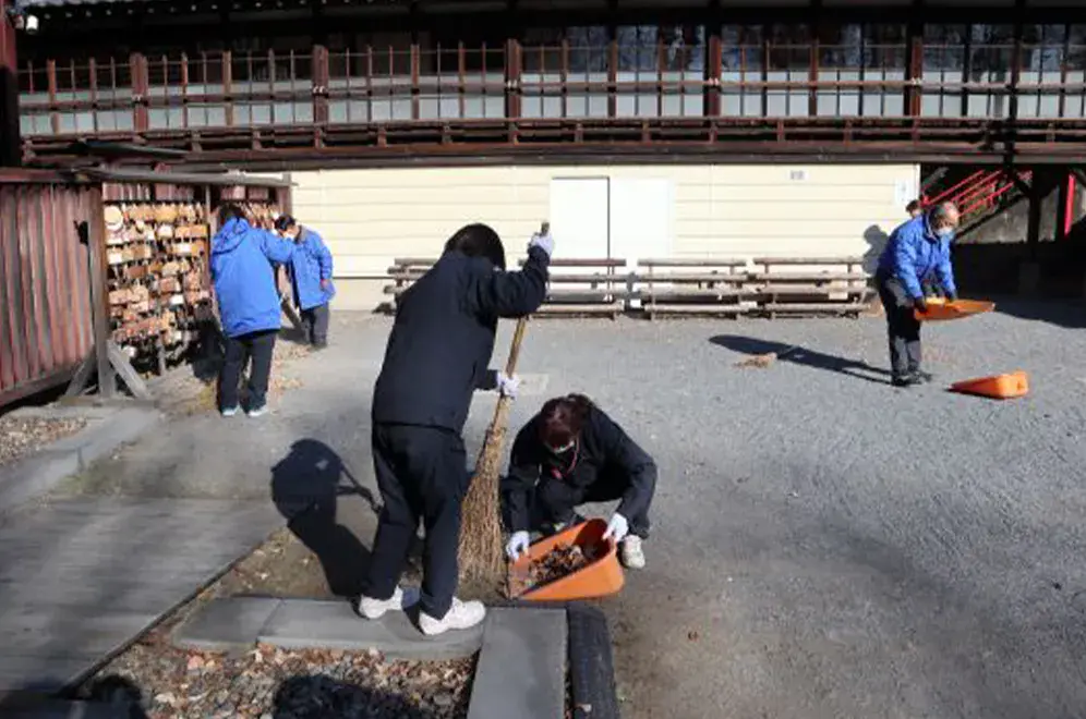 聖天山境内で清掃活動を行う社員の様子