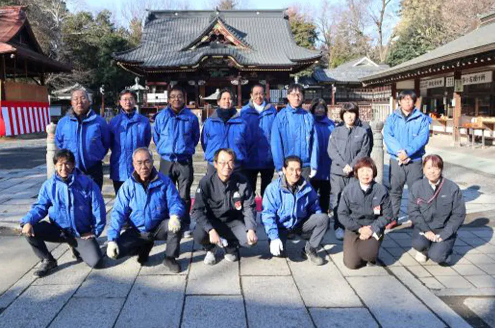 聖天山清掃活動に参加した社員の集合写真