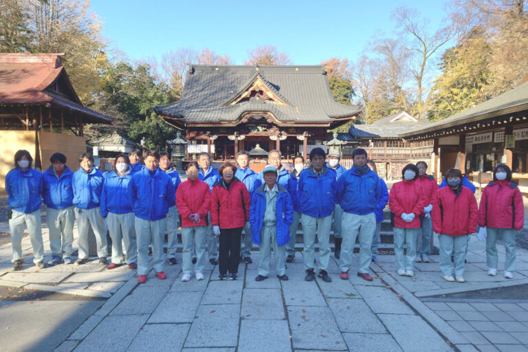 妻沼聖天様にて落ち葉拾いを実施しました