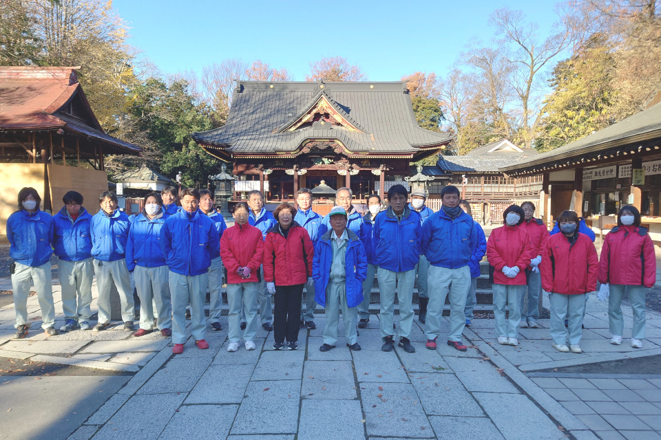 妻沼聖天様にて落ち葉拾いを実施しました