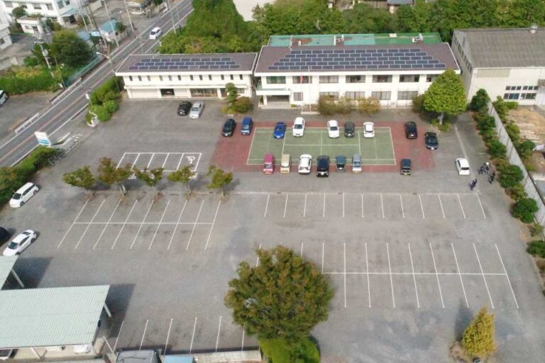 本社前駐車場区画テープ張替え作業