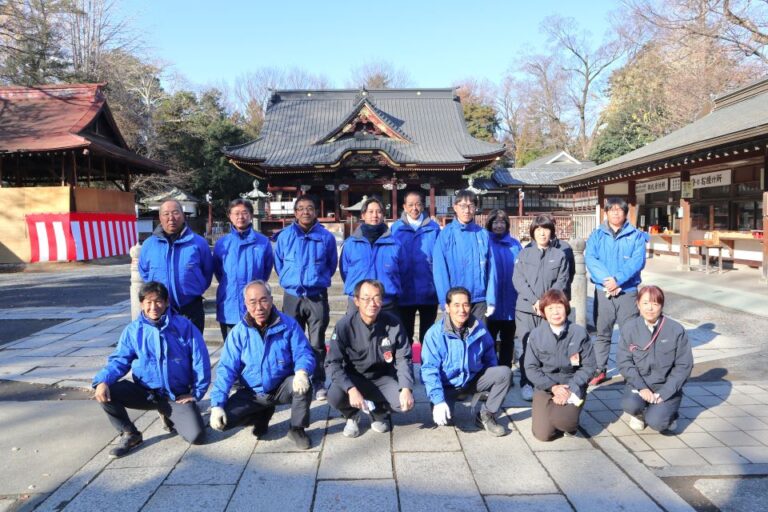 妻沼聖天様にて落ち葉拾いを実施しました